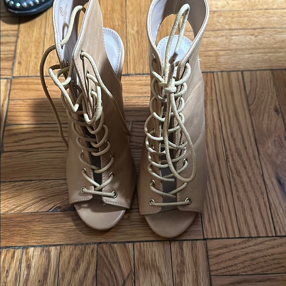 Tan lace up heels - Picture 2 of 3